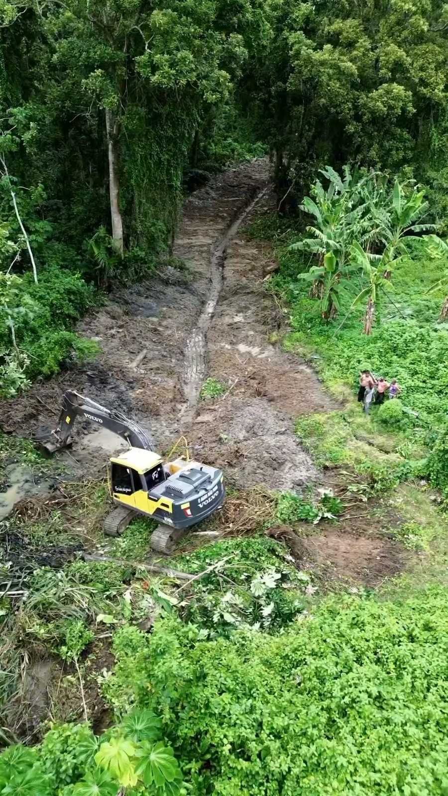 Camacã: Prefeitura realiza o maior trabalho de limpeza da história no canal em Leoventura